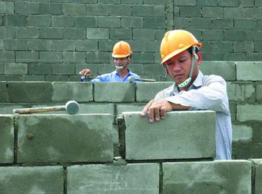 Công nhân đang thi công xây tường bằng gạch block bêtông xây Phú Điền